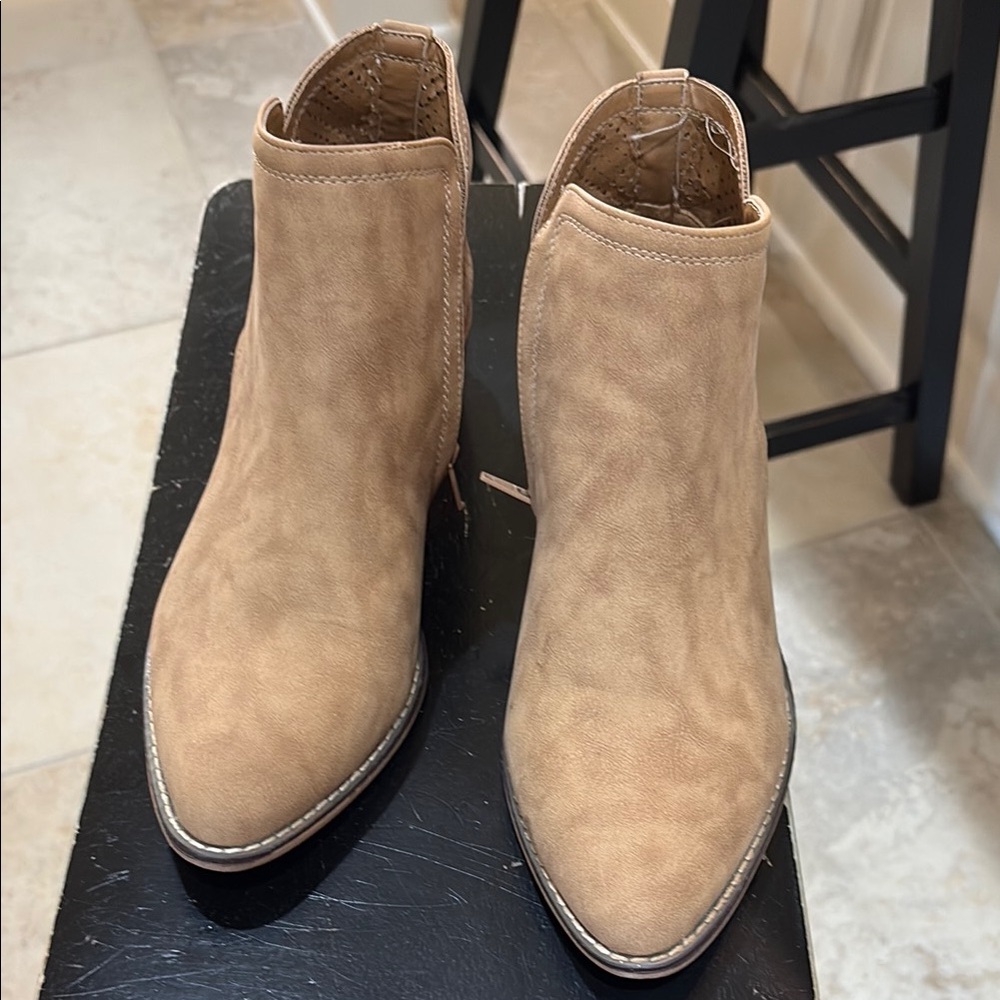 Tan Ankle Boots with Stacked Heel and Elastic Panels